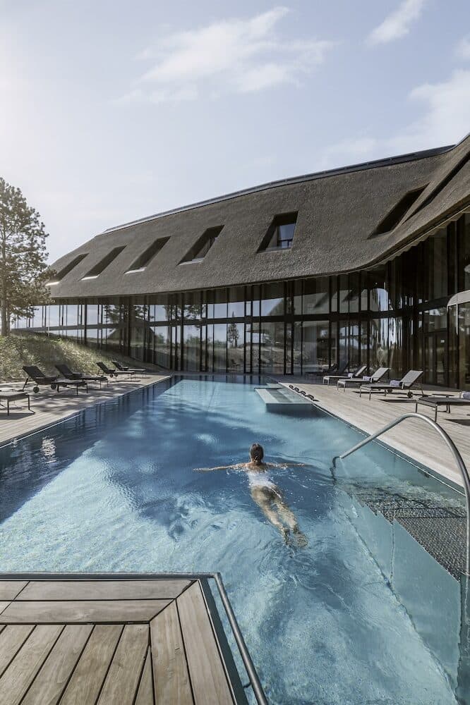 Frau im Pool des Lanserhof Sylt