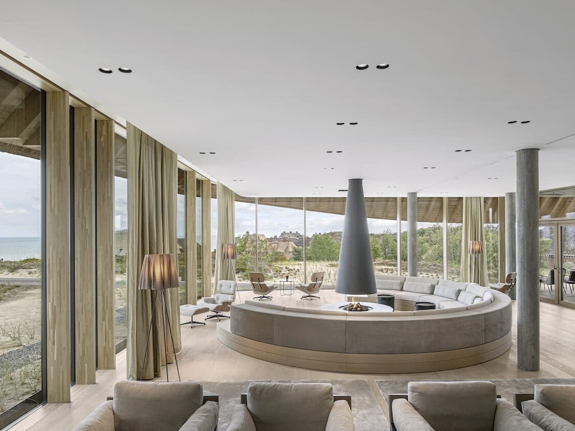 Ansicht der Lounge mit Ausblick im Lanserhof Sylt