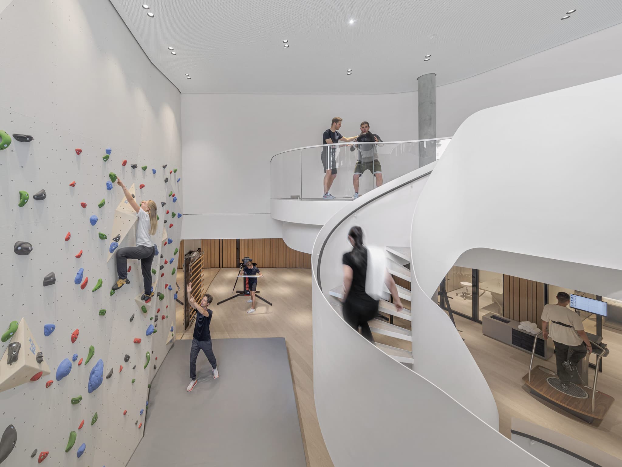 Menschen beim Klettern an der Kletterwand im Lanserhof Sylt