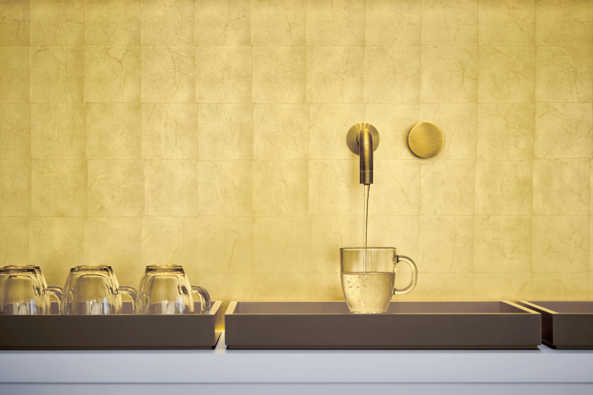 Bild eines goldenen Wasserspender im Lanserhof