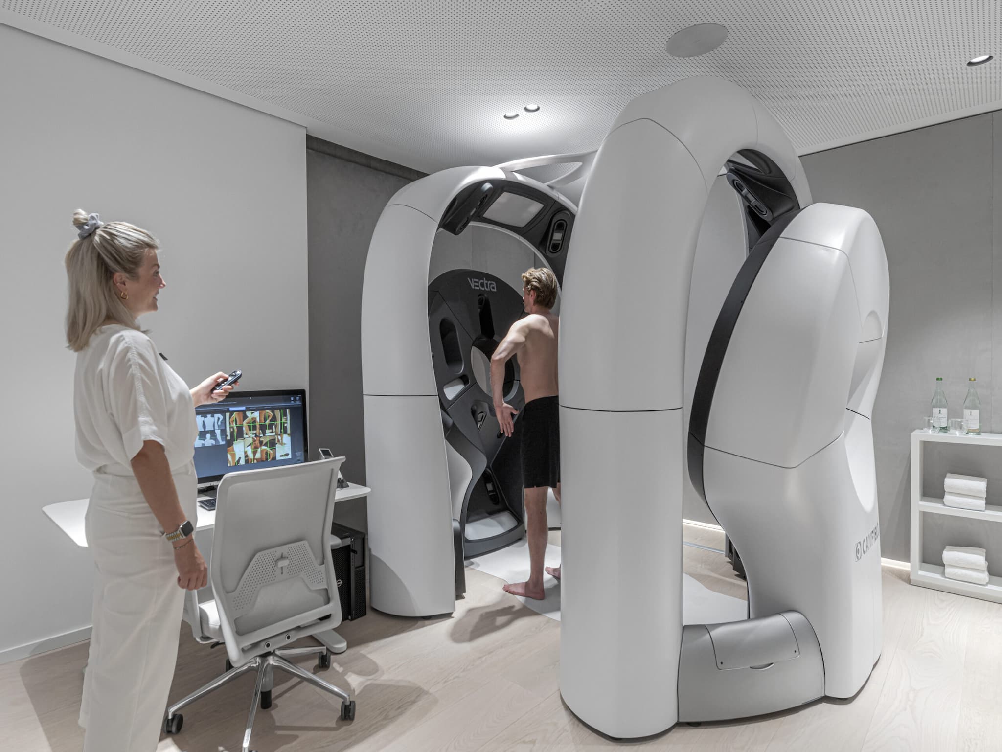 Mann beim medizinischen Scan im Lanserhof Sylt