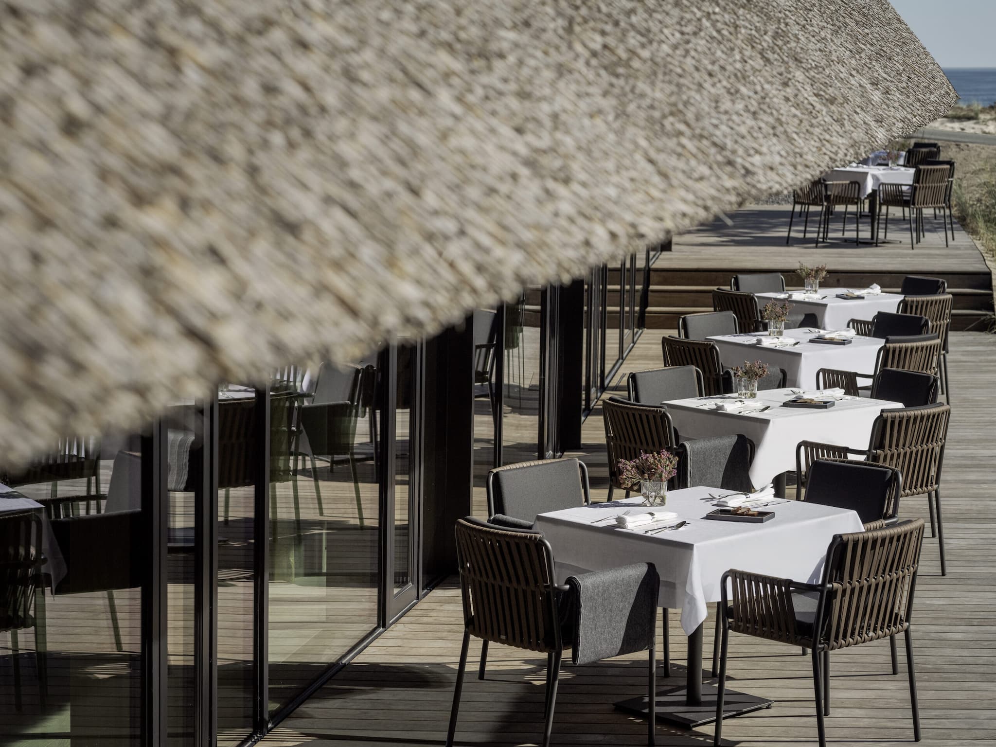 Aussenaufnahme des Restaurant im Lanserhof Sylt mir Reetdach