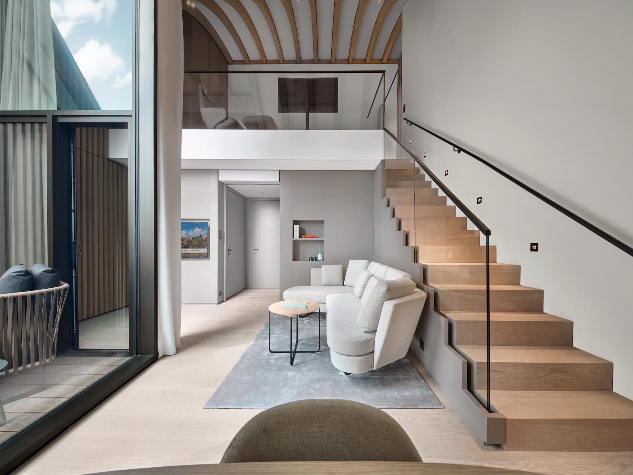 Bild eines Zimmers im Lanserhof Sylt mit Treppe