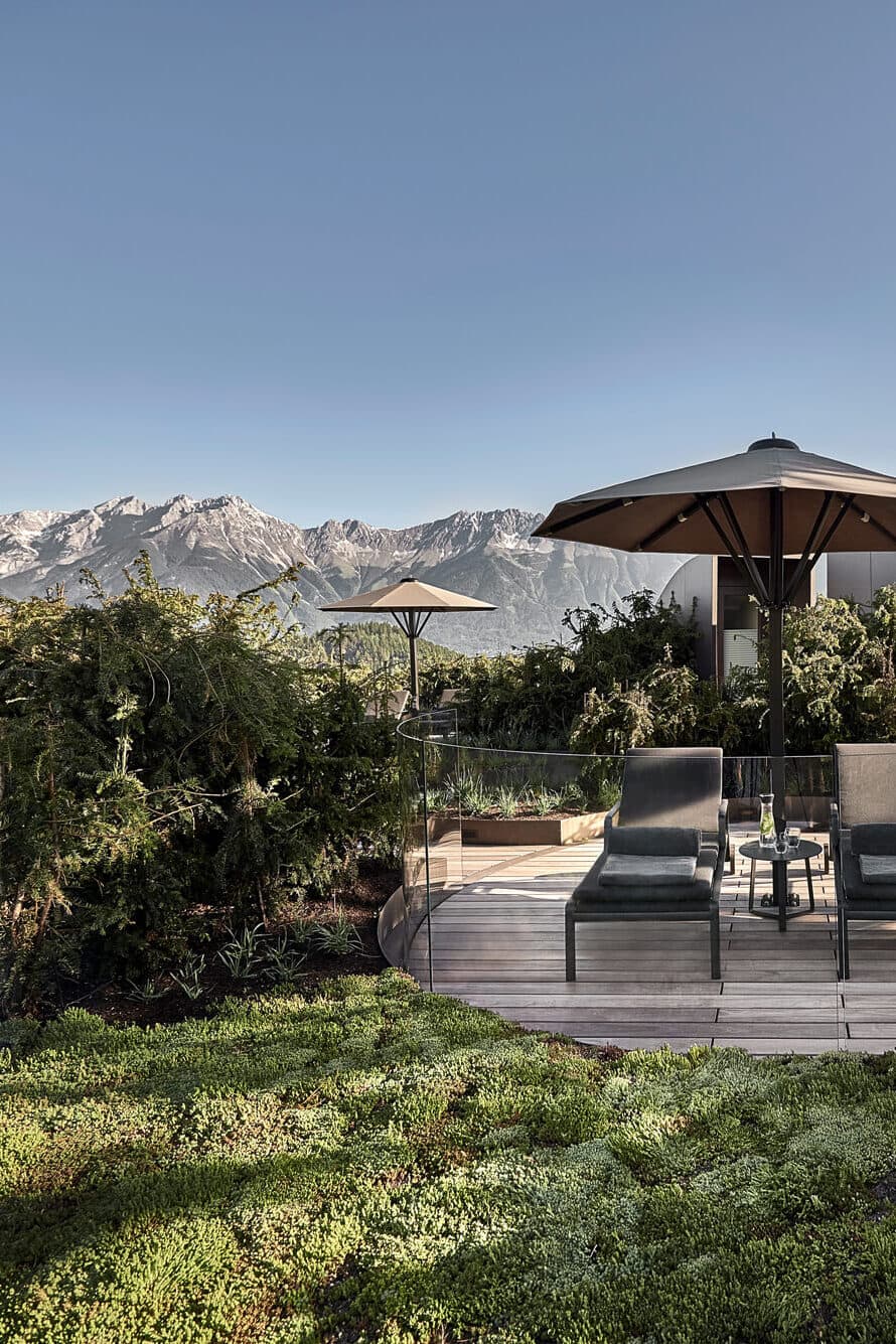 Rooftop des Lanserhof Lans mit Blick auf die Berge