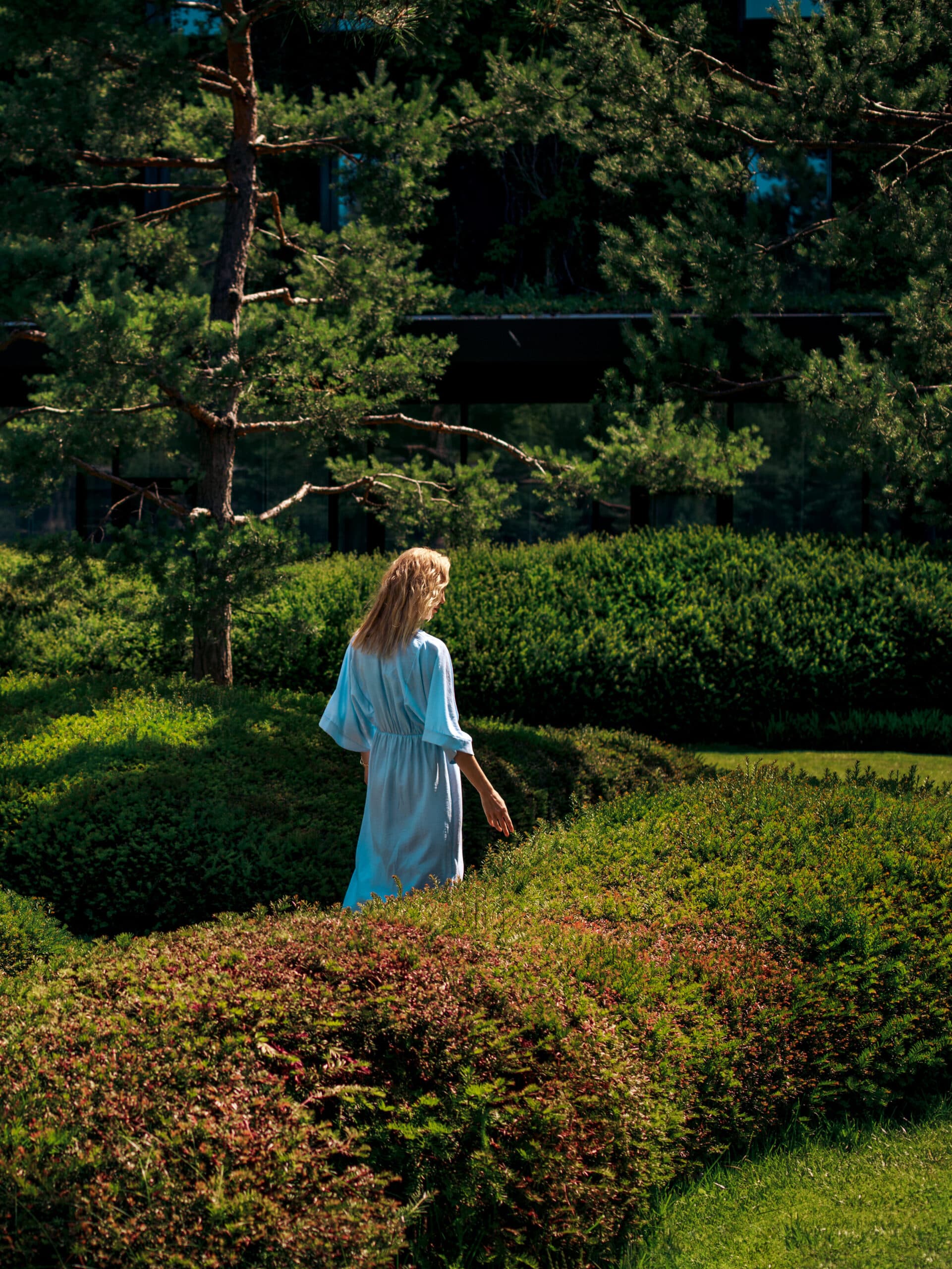 Frau im Garten des Lanserhof