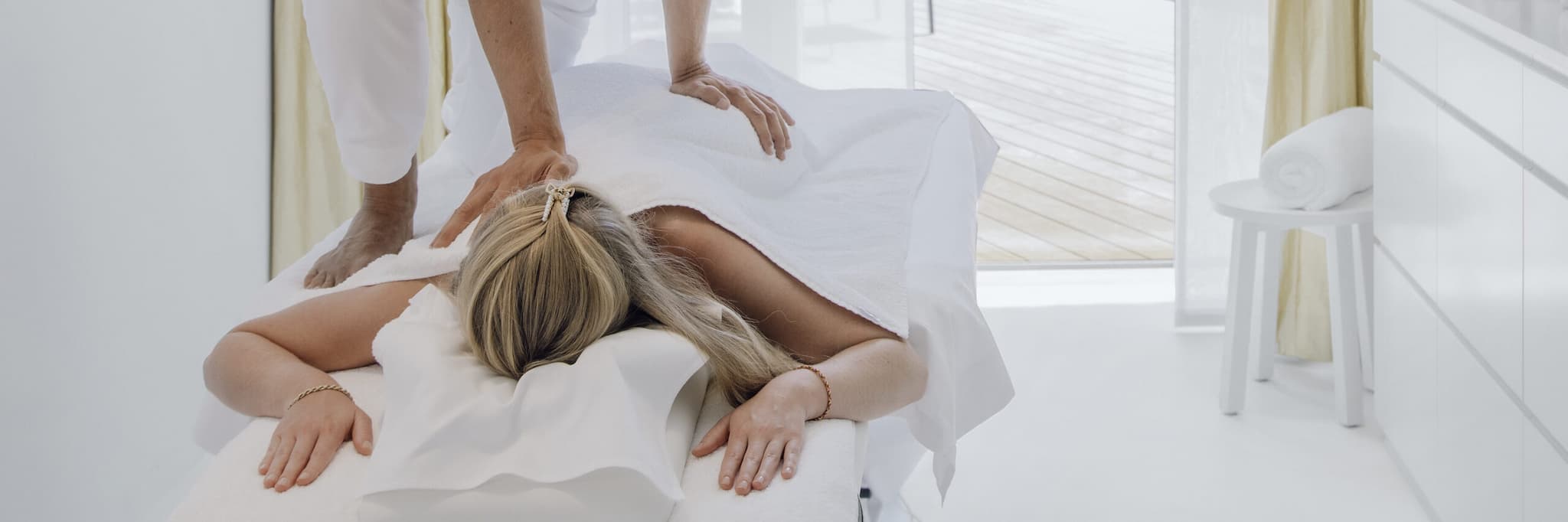 Mann massiert Frau im Lanserhof Sylt