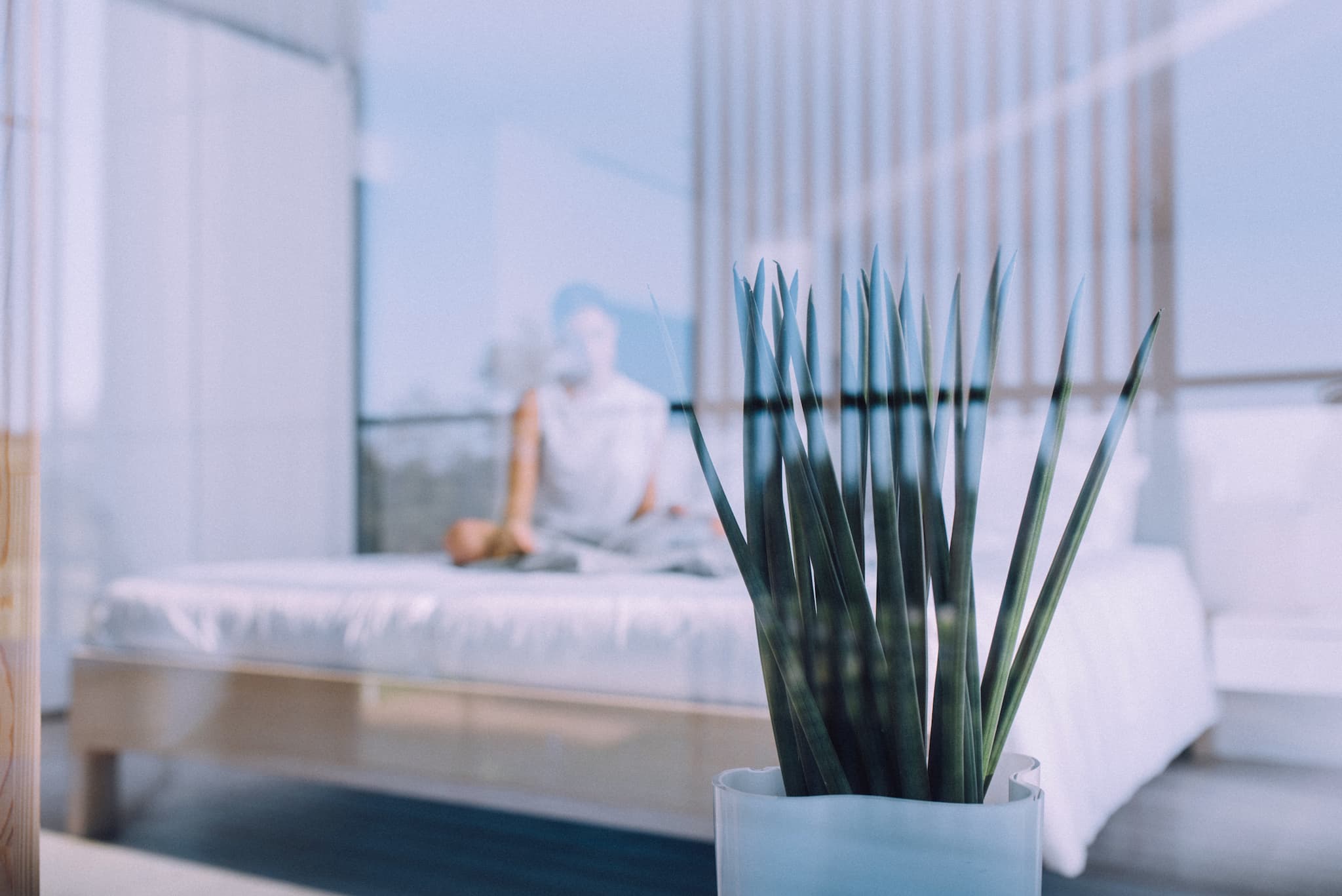 Frau Sitzt entspannt hinter Glasscheibe und Meditiert