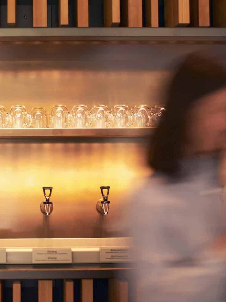 Bild einer Frau vor der Heilfastenbar im Lanserhof