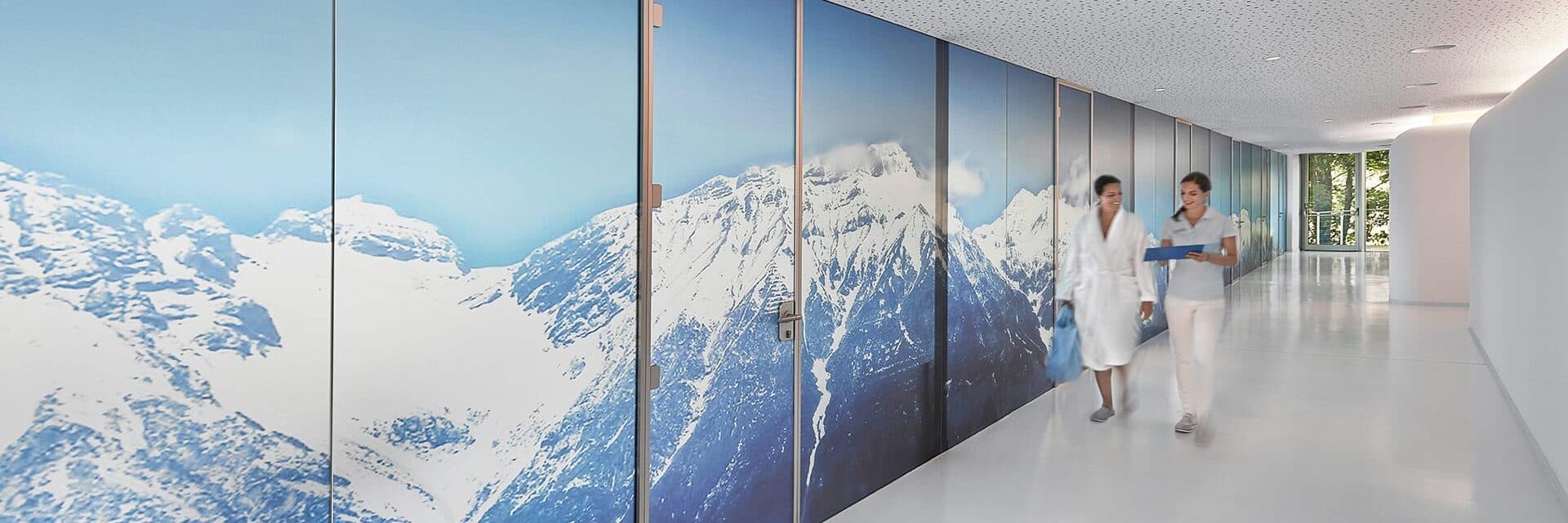 Bild des Korridors des medizinischen Bereichs des Lanserhof Lans - von Alexander Haiden