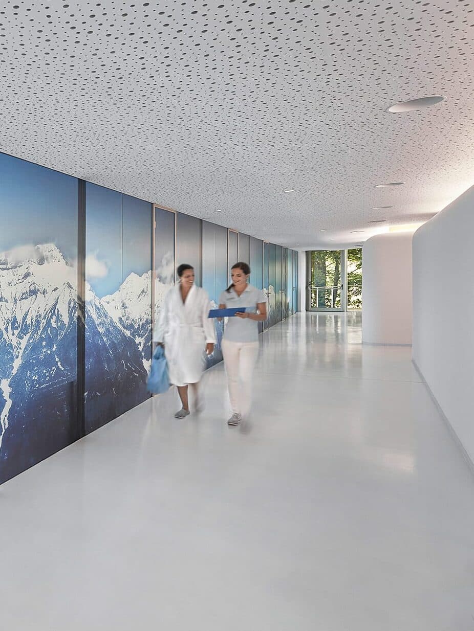 Bild des Korridors des medizinischen Bereichs des Lanserhof Lans - von Alexander Haiden