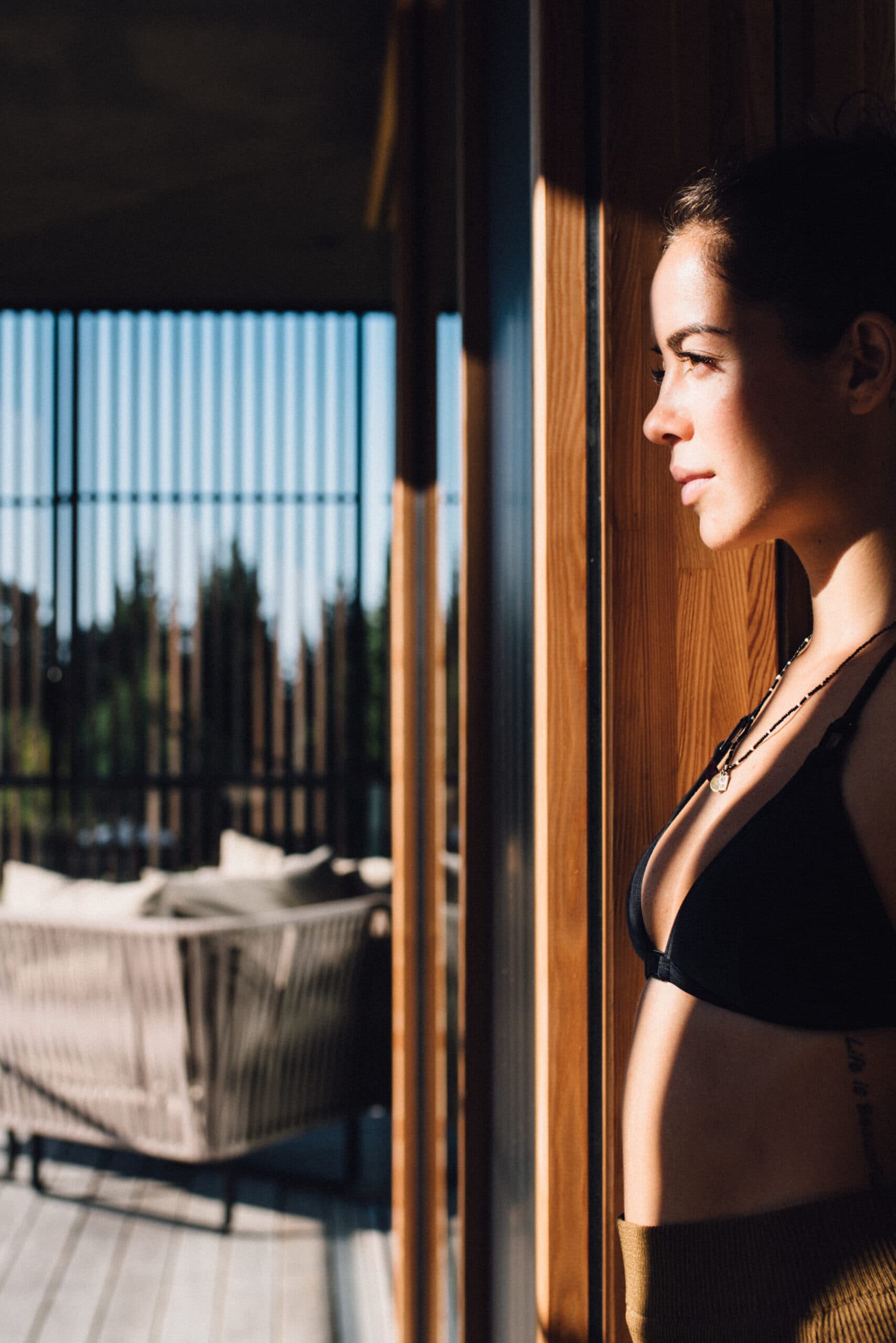 Frau am Balko Lanserhof Tegernsee - by Asja Caspari