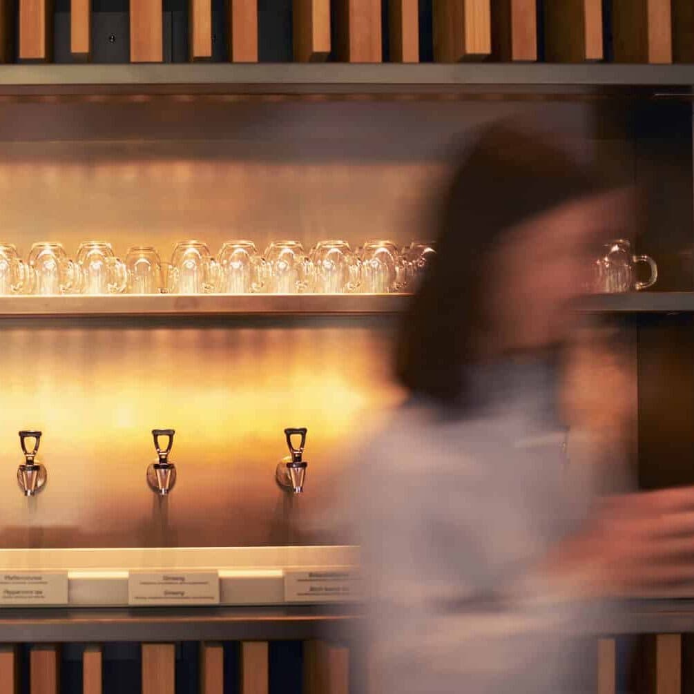 Bild einer Frau vor der Heilfastenbar im Lanserhof