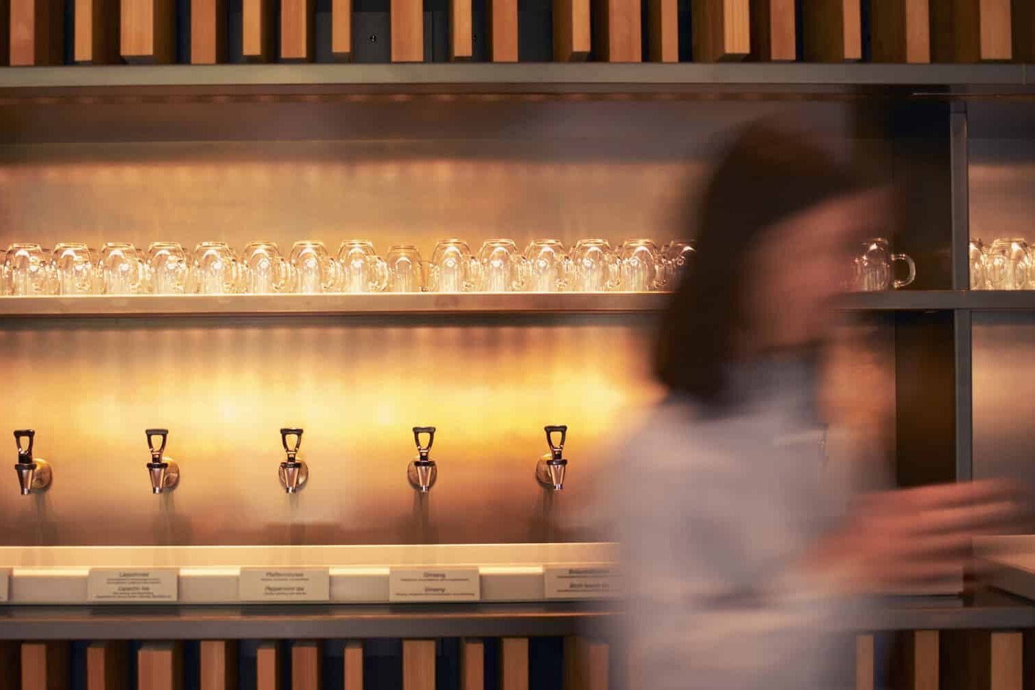 Bild einer Frau vor der Heilfastenbar im Lanserhof