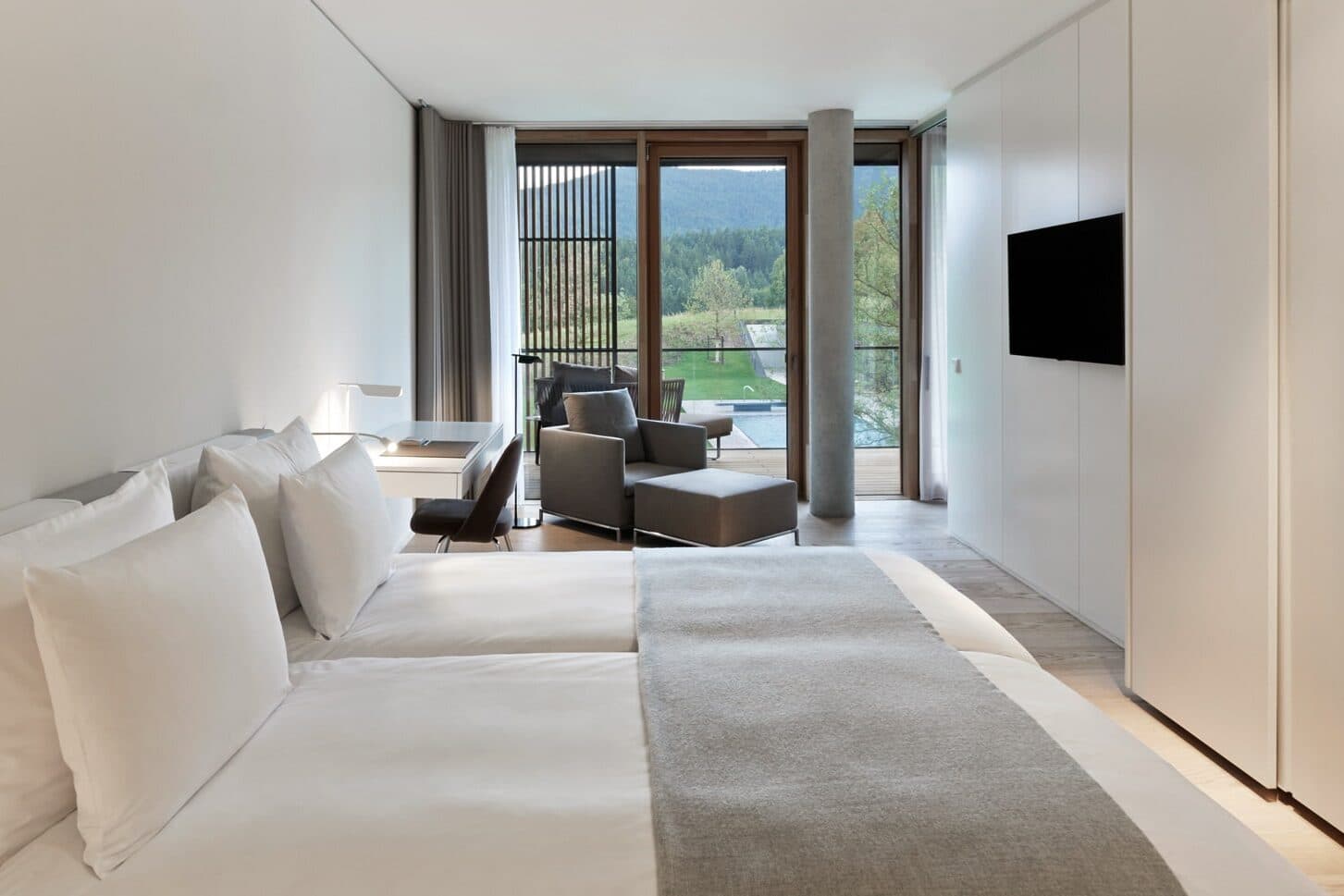 Schlafzimmer mit Ausblick der Symphonia Suite im Lanserhof Resort Tegernsee
