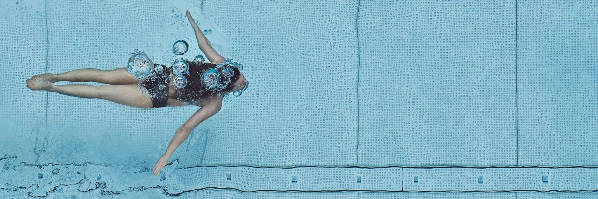 Frau im Pool im Lanserhof Lans von Alexander Haiden