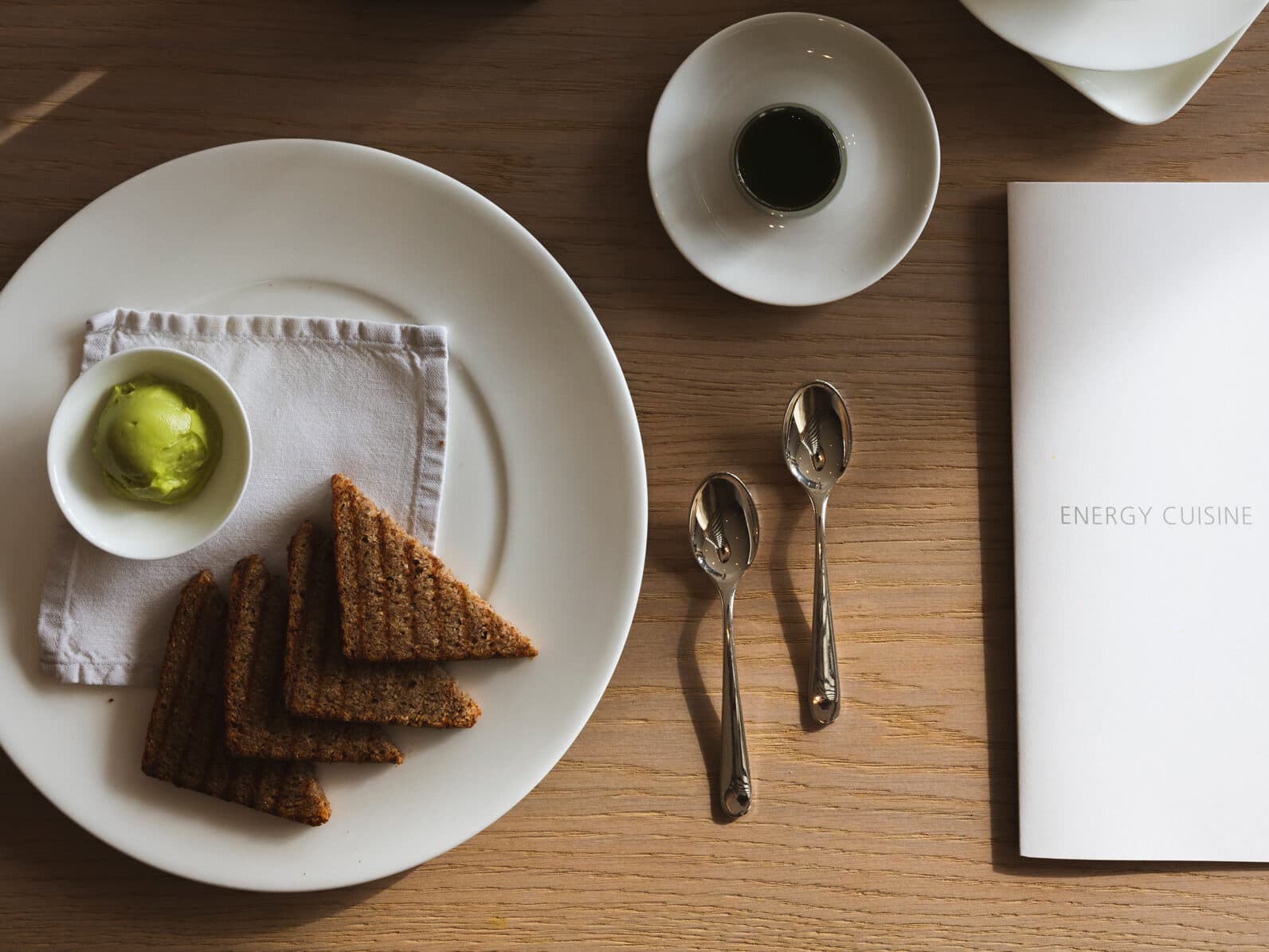 Bild eines gedeckten Tisches mit der Energy Cuisine von Lanserhof Bild von