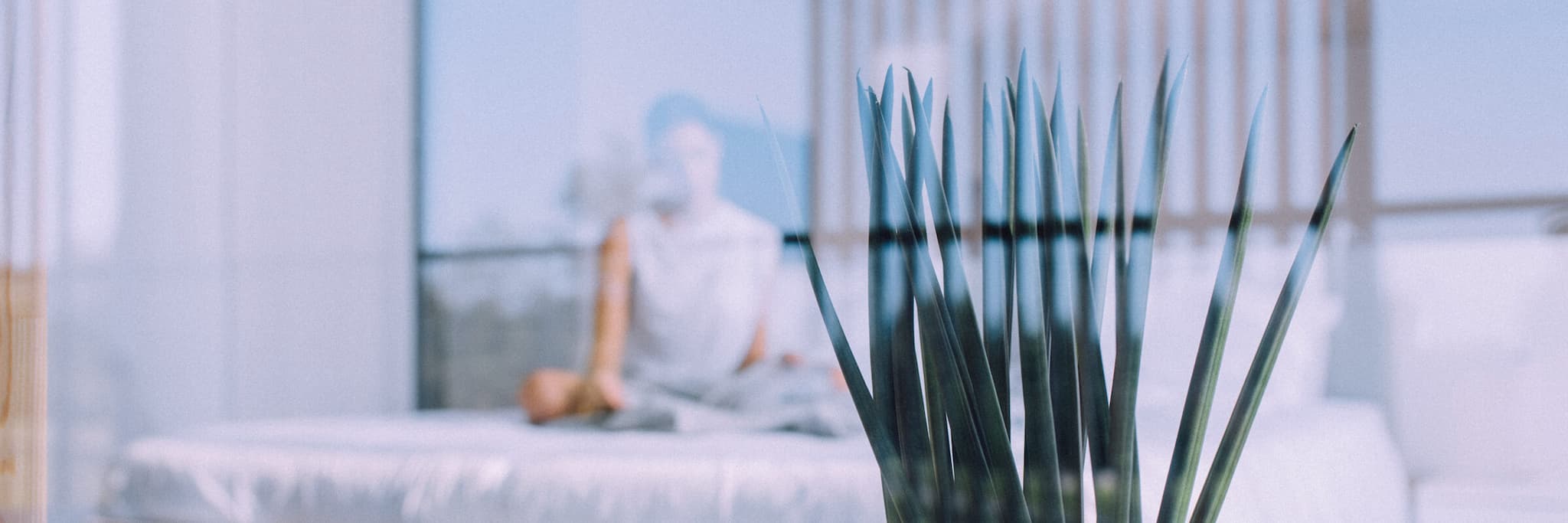 Frau Sitzt entspannt hinter Glasscheibe und Meditiert von Asja Casparie