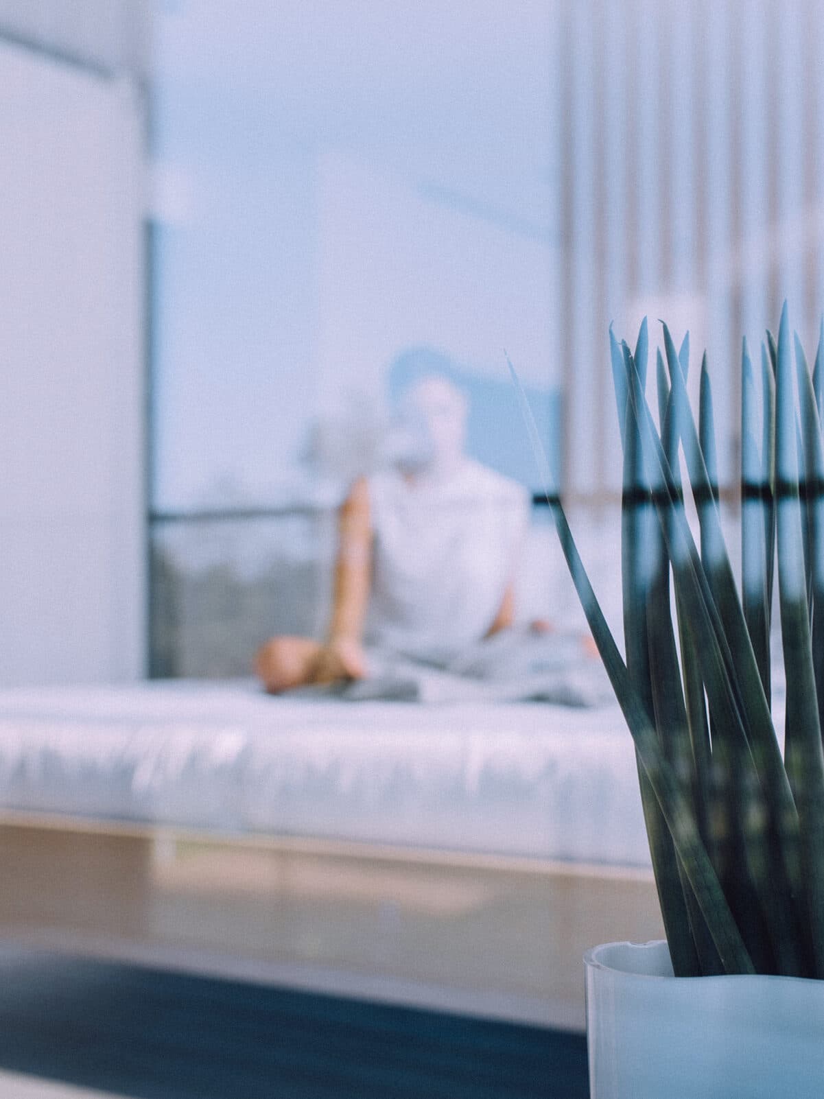 Frau Sitzt entspannt hinter Glasscheibe und Meditiert von Asja Casparie