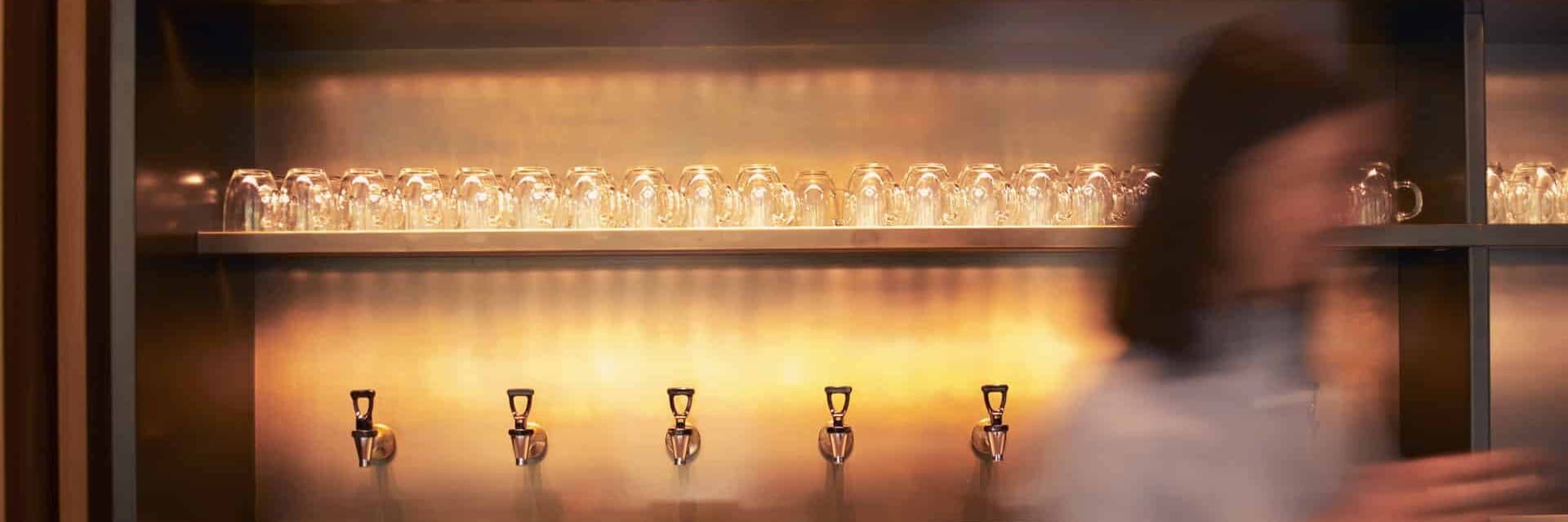 Bild einer Frau vor der Heilfastenbar im Lanserhof