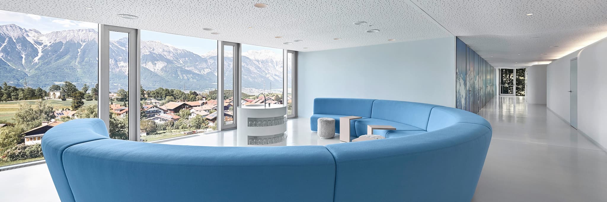 Bild des blauen Sofas im Lanserhof Lans mit Blick auf die Berge